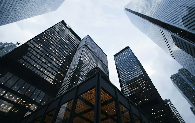 Fachadas de edifícios corporativos vistas de baixo