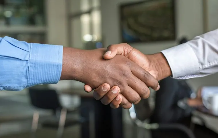 Aperto de mãos em reunião de trabalho